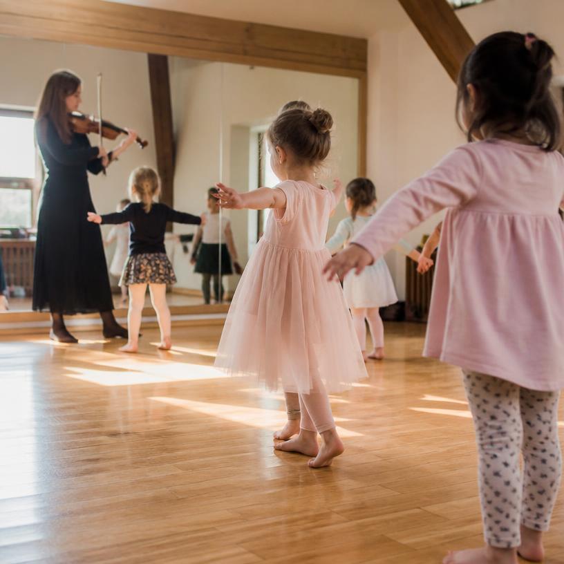 Example gallery photo: a children's class in a sunlit studio